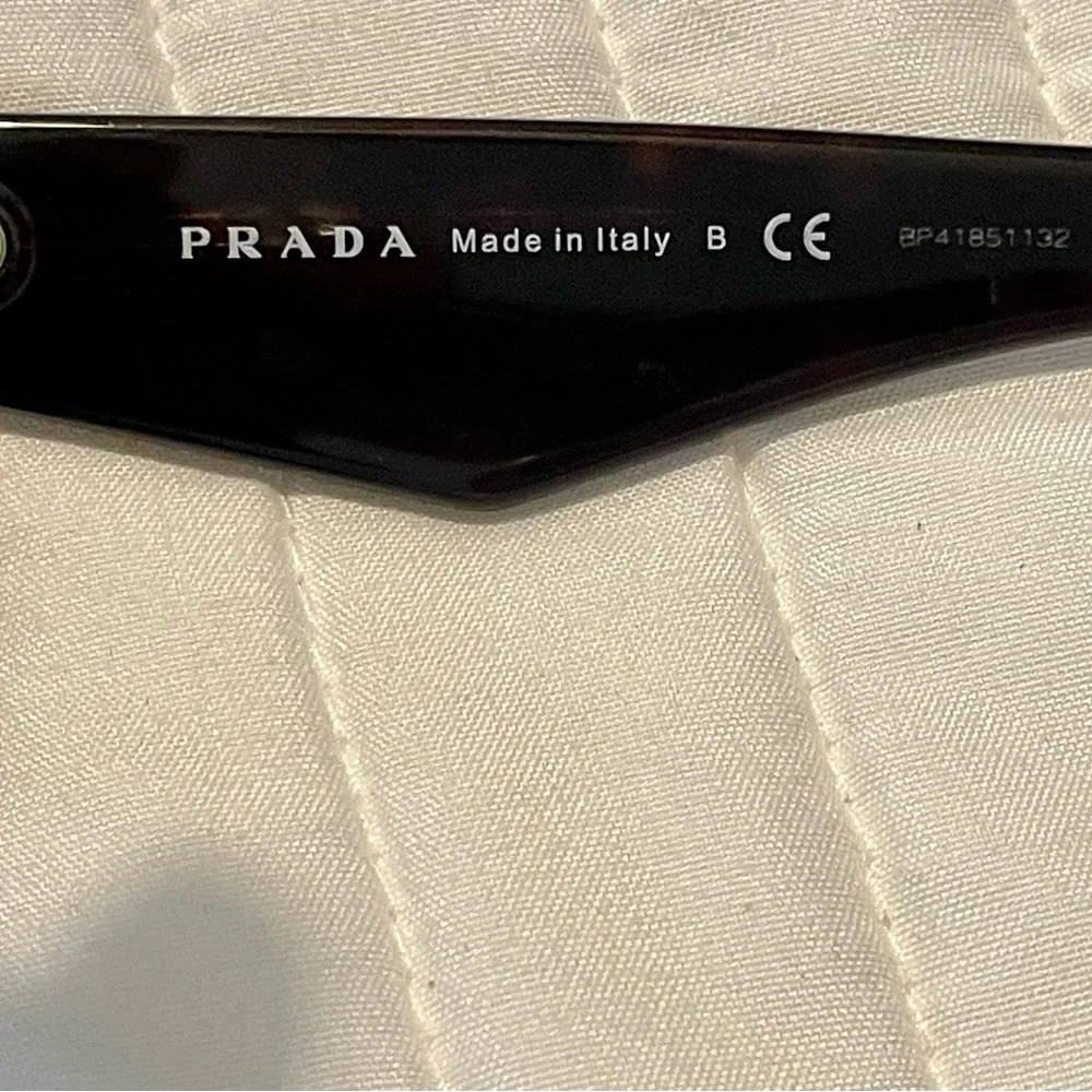 PRADA HERITAGE SUNGLASSES. WORN ONCE!!MOST WANTED STYLE❤️ - Picture 8 of 11
